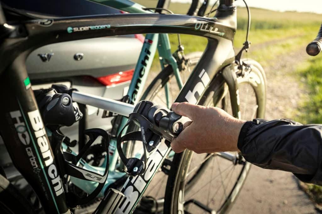 Thule EasyFold XT Fahrradträger mit Bianchi Fahrrädern auf einem Auto