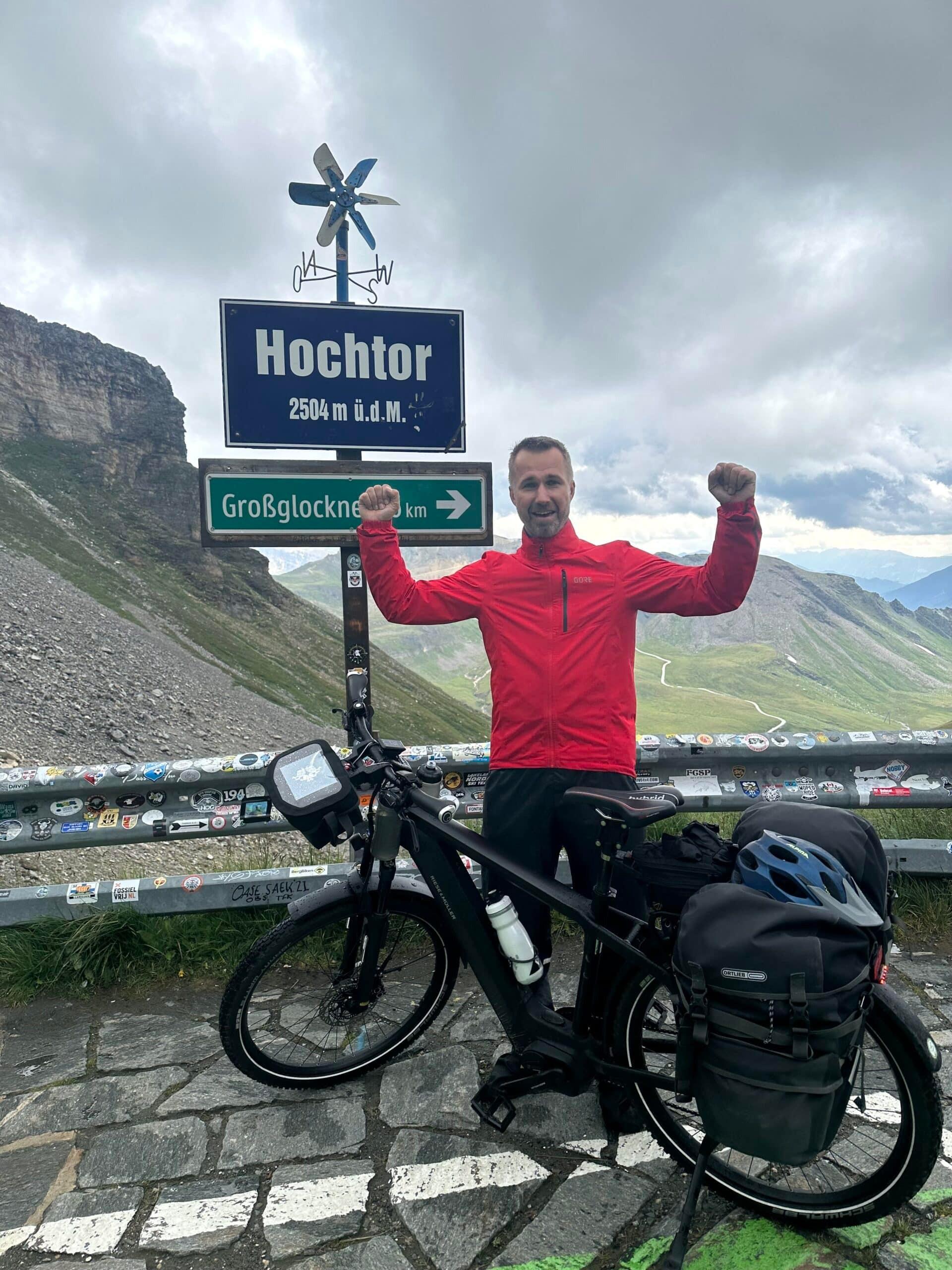 e-Bike-Pause am Hochtor mit Blick auf den Großglockner