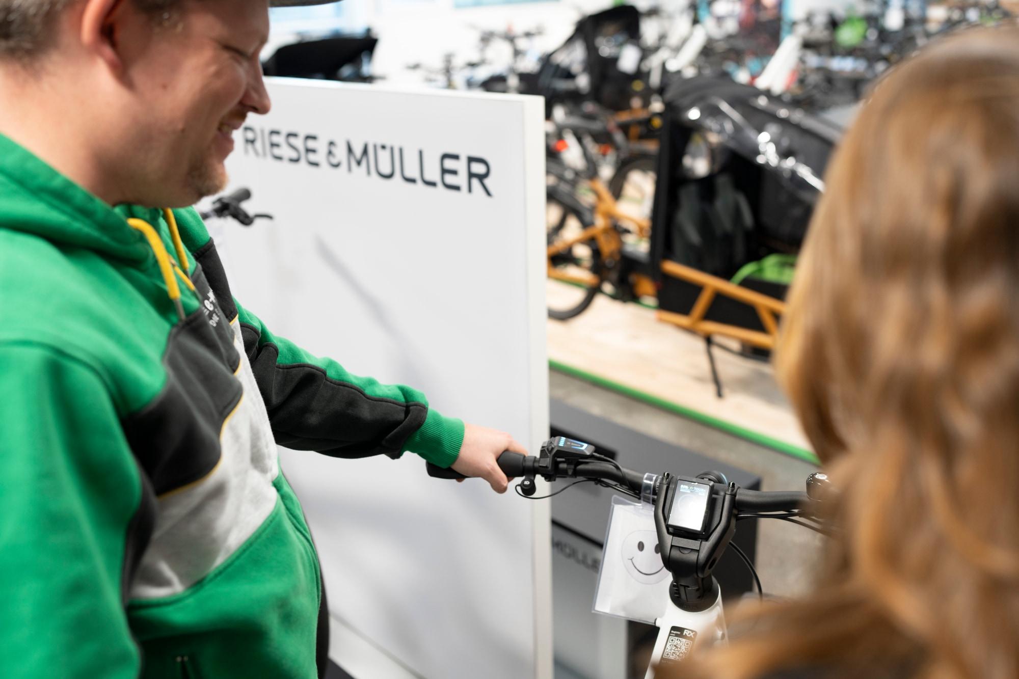 Entdecken Sie Riese & Müller E-Bikes bei einem Beratungsgespräch. Perfekte Balance aus Technologie und Design für I
