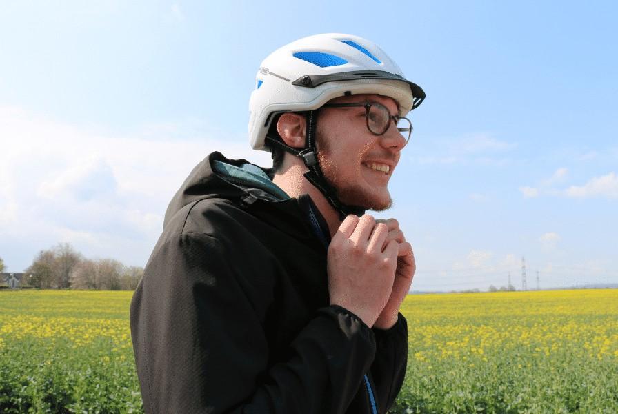 Das Bild zeigt einen Mann mit einem ABUS Helm