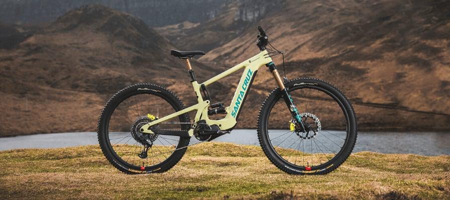 Santa Cruz Mountainbike vor Berglandschaft