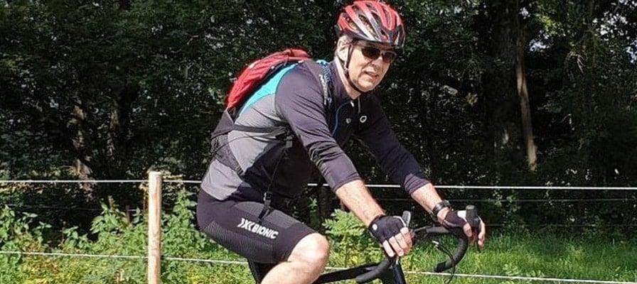 Mann auf Specialized Turbo Creo E-Bike in ländlicher Umgebung