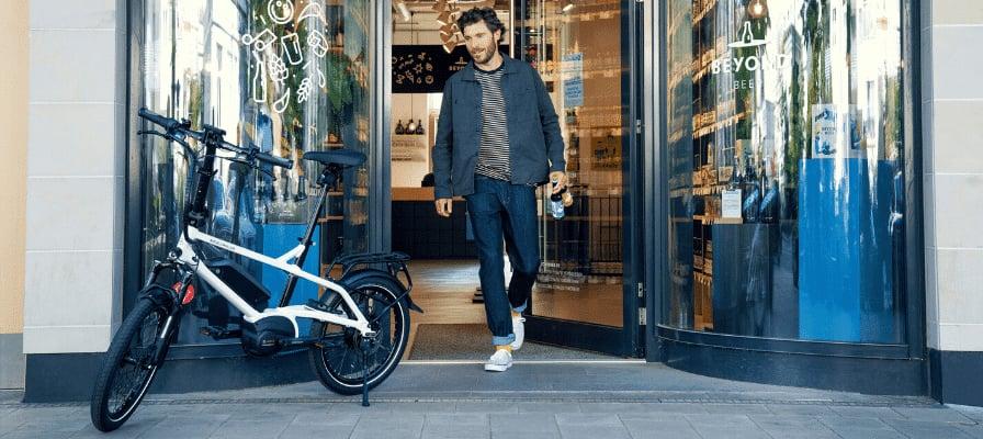 Mann mit Riese & Müller Tinker Vario 2022 vor einem Geschäft