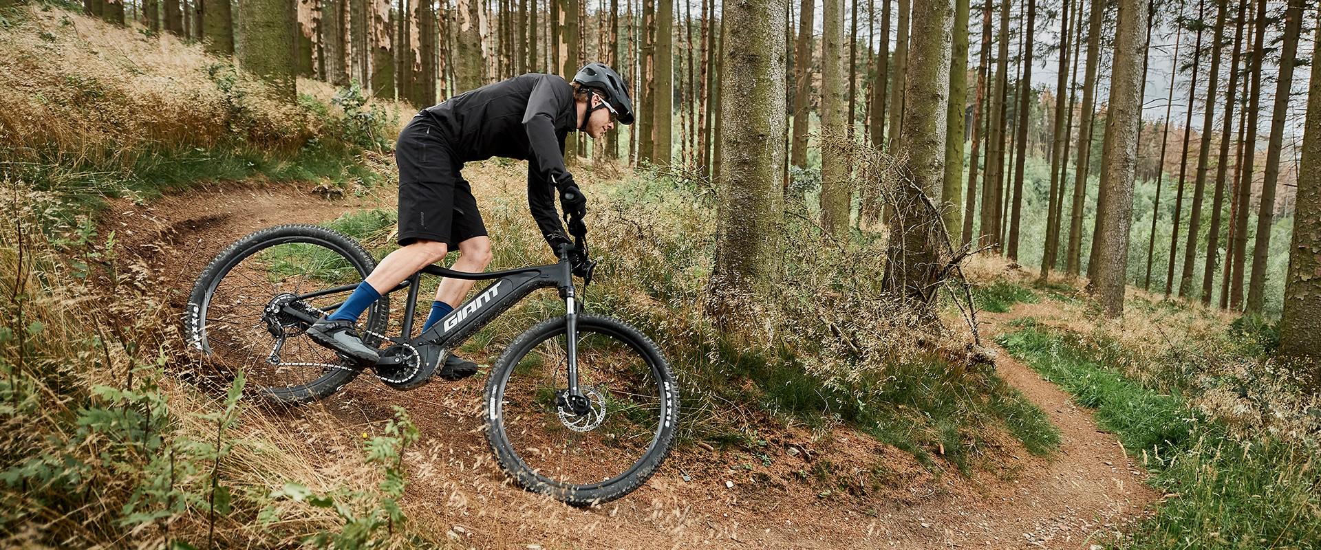 Eine Person auf Giant Talon E+ Hardtail e-Bike im Wald