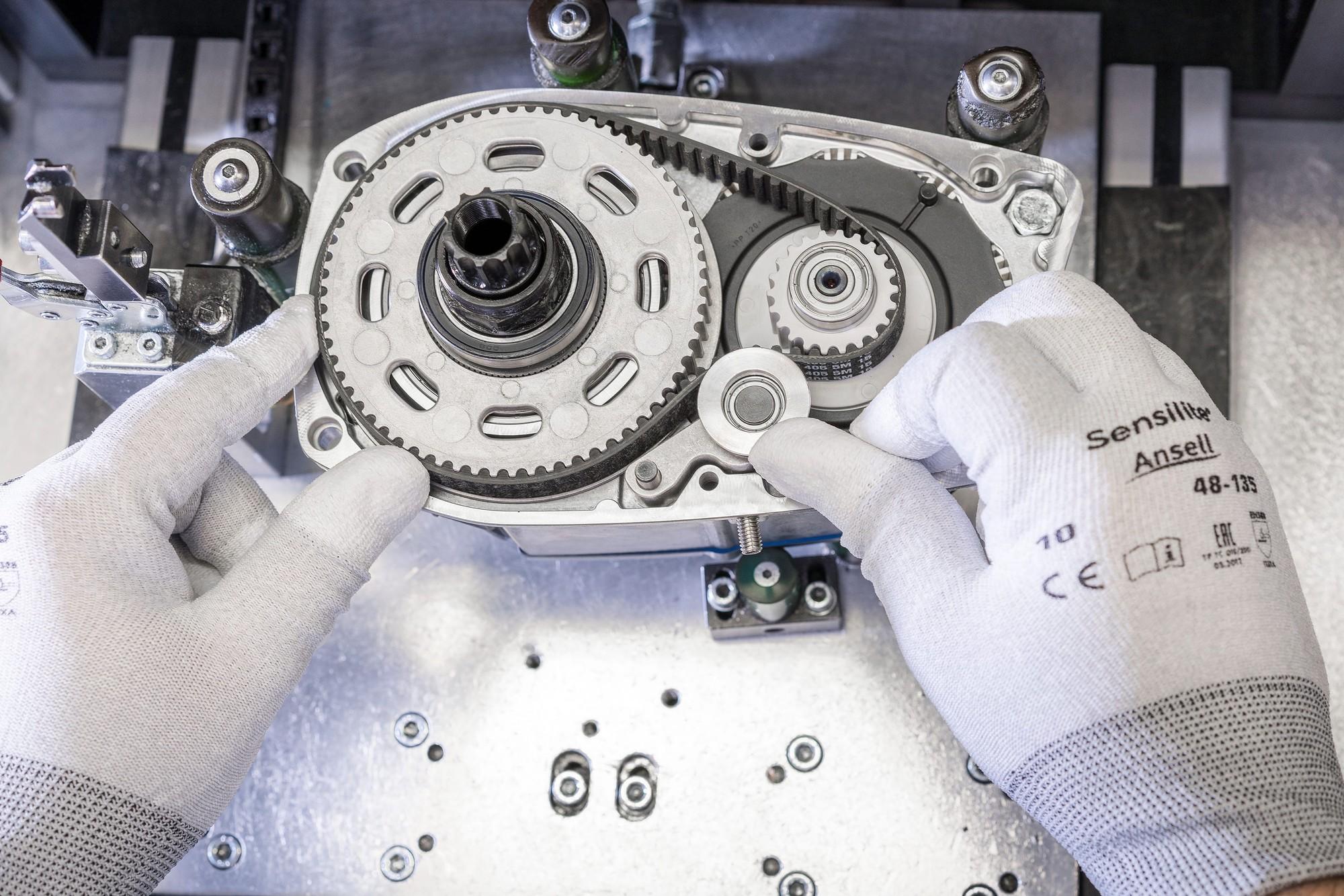 Das Bild zeigt einen Montageprozess bei Brose Antriebstechnik in Berlin, wo Antriebskomponenten hergestellt werden