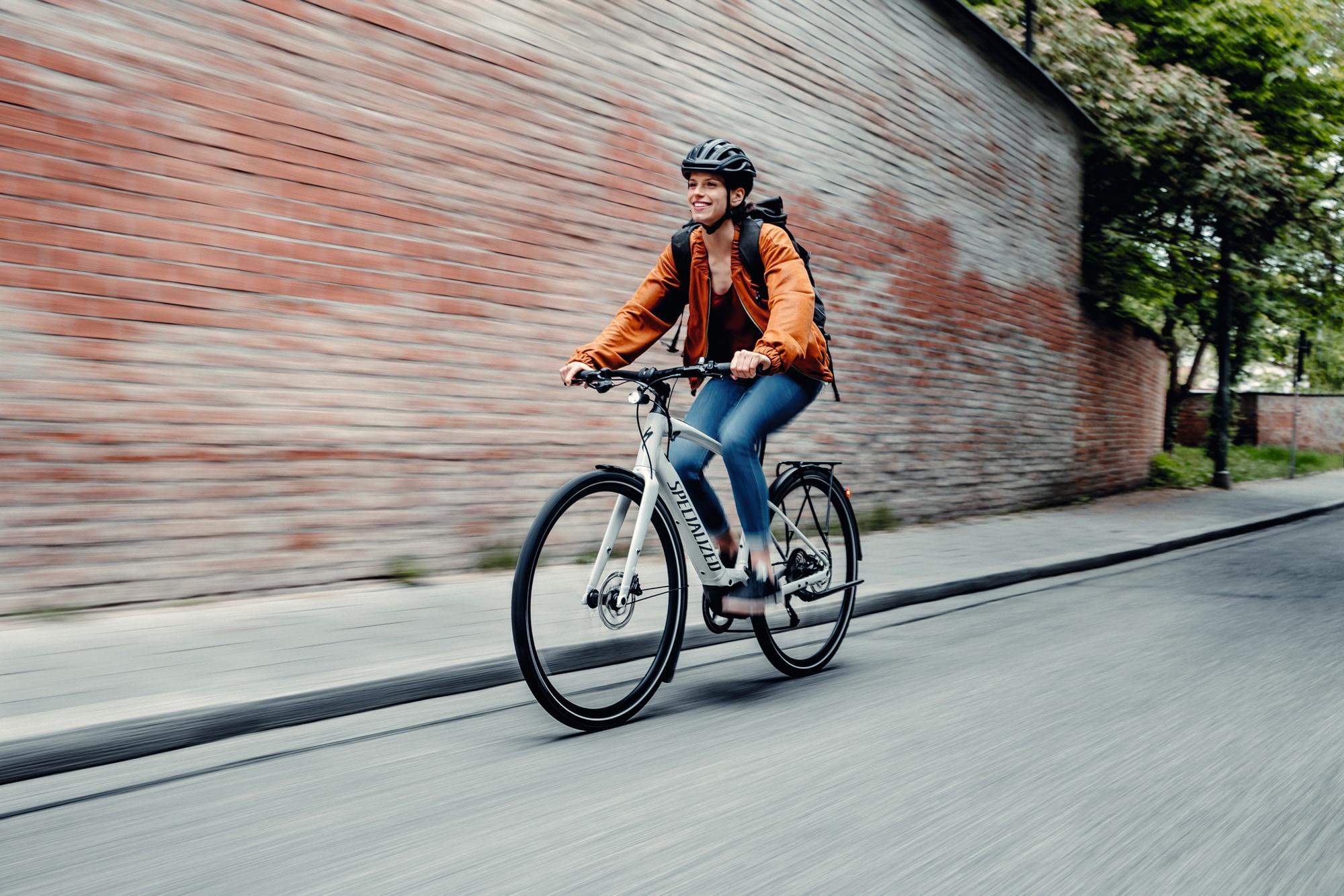 Erlebe die Stadt auf einem Specialized E-Bike. Stylisch und effizient für den täglichen Gebrauch.