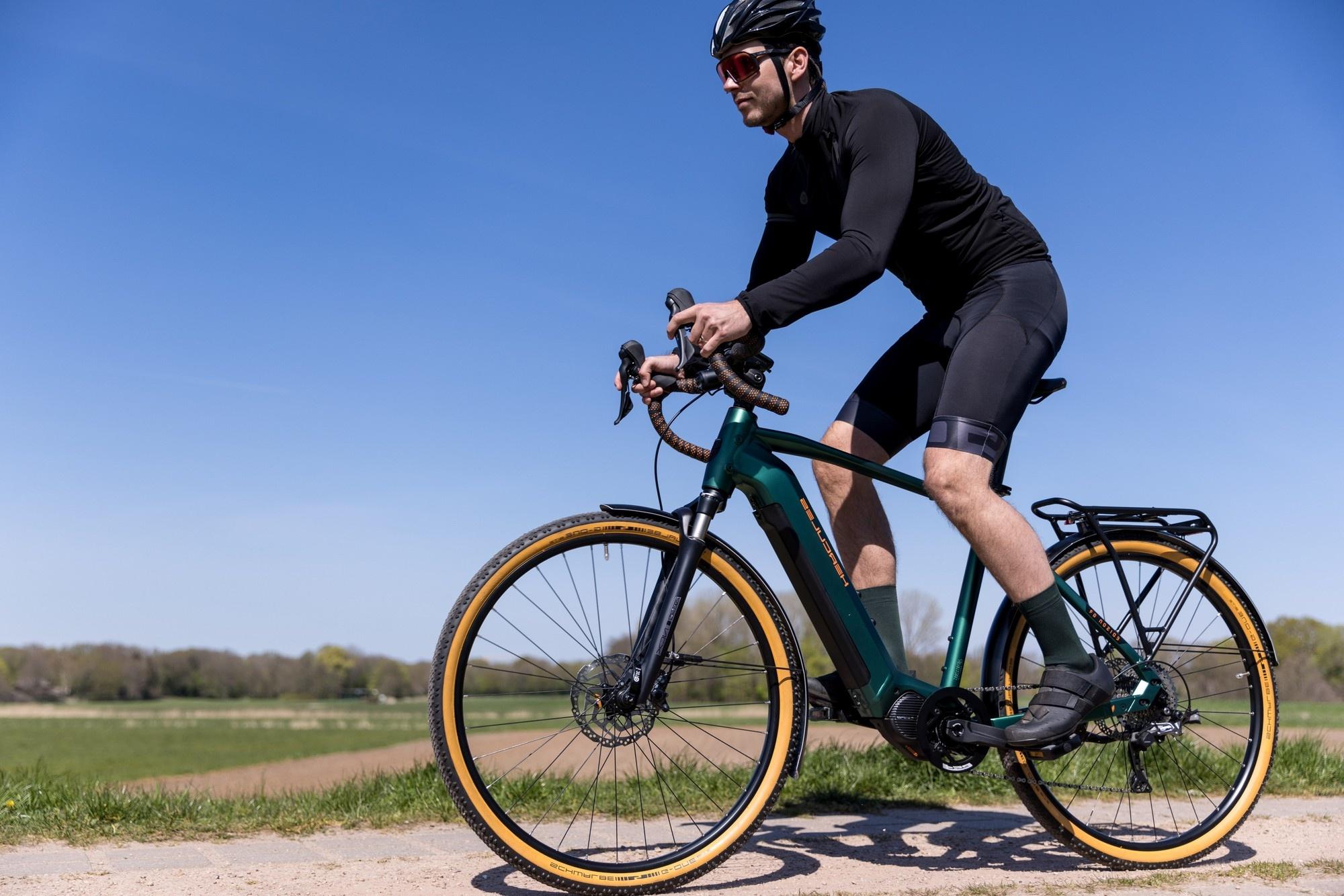 Das Bild zeigt einen Radfahrer, der ein HERCULES Edison GR I E-Bike nutzt.