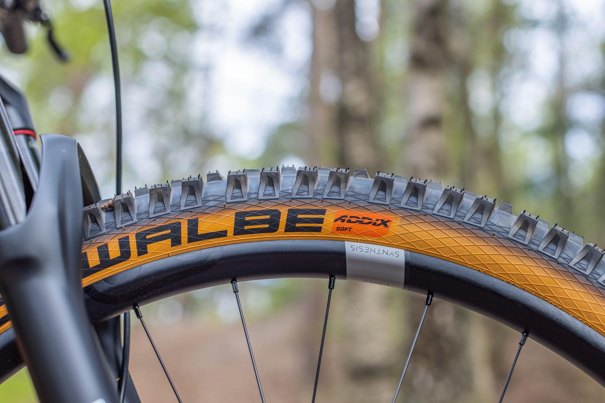 Eine Detailaufnahme des Reifens - Modell Hercules NOS FS 2