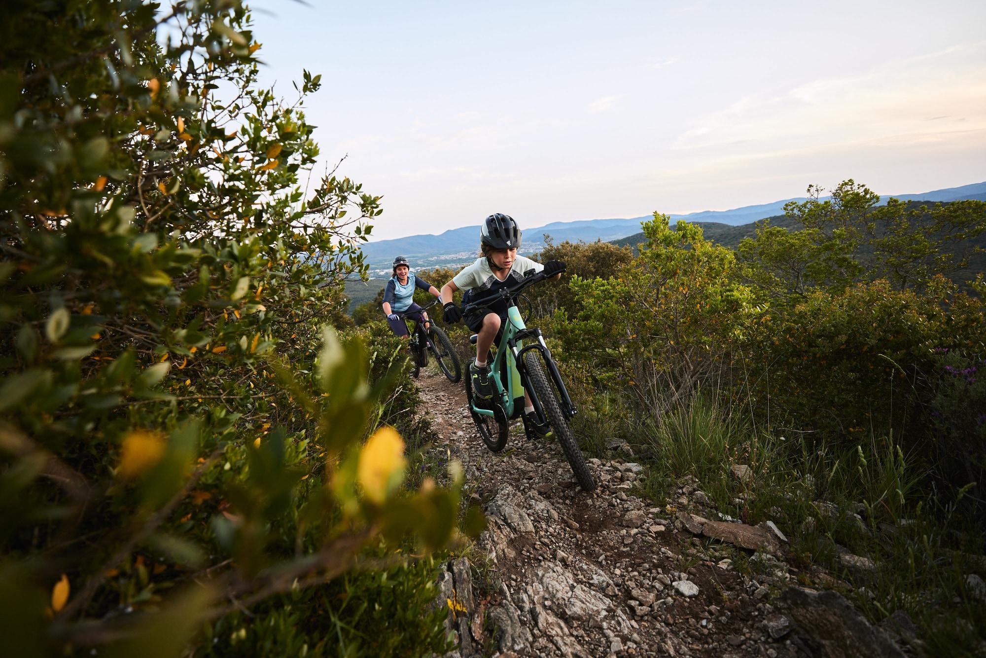 Entdecke das TEMPT E+ E-Bike für Kinder. Perfekt für abenteuerliche Trailfahrten in der Natur mit sicherem Fahrgefü
