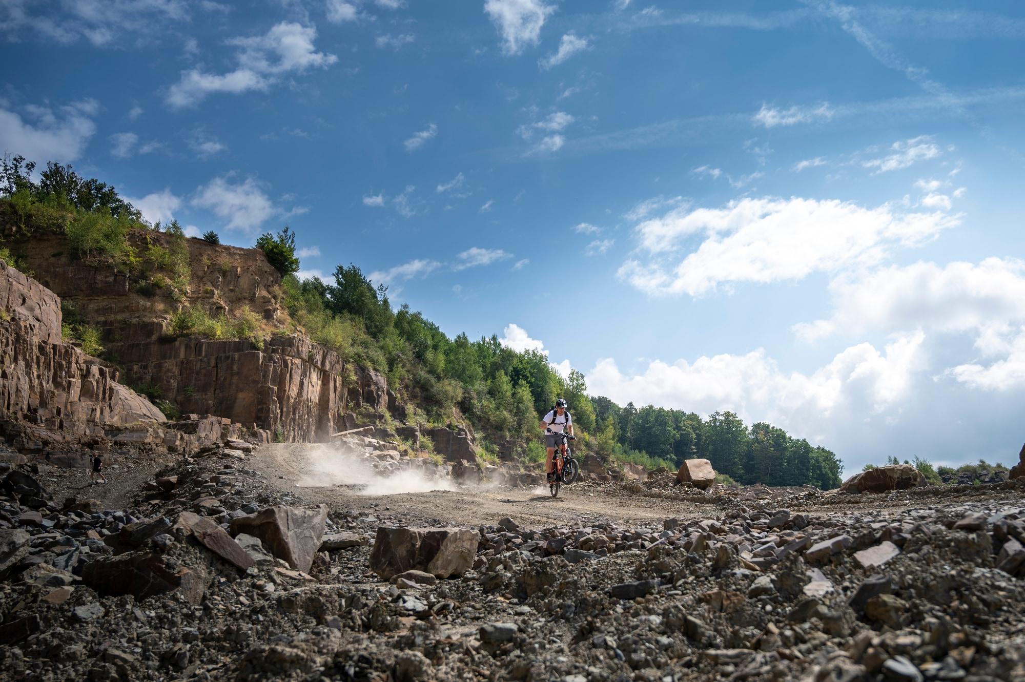 Erleben Sie Abenteuer pur mit dem iSY S10 Adventure E-Bike. Perfekt für anspruchsvolle Geländefahrten in der freien