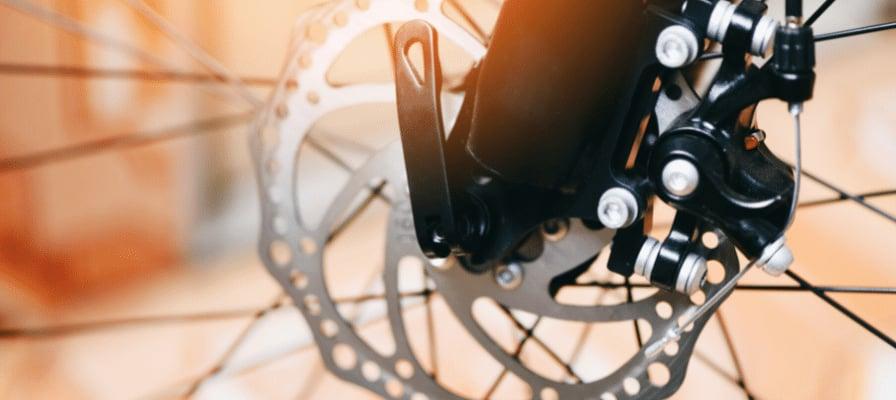 Nahaufnahme von Fahrradscheibenbremse mit Bremssattel