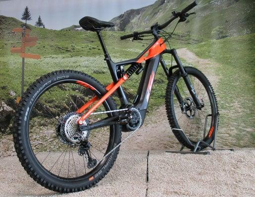 Enduro E-Mountainbike auf steinigem Untergrund mit Berglandschaft
