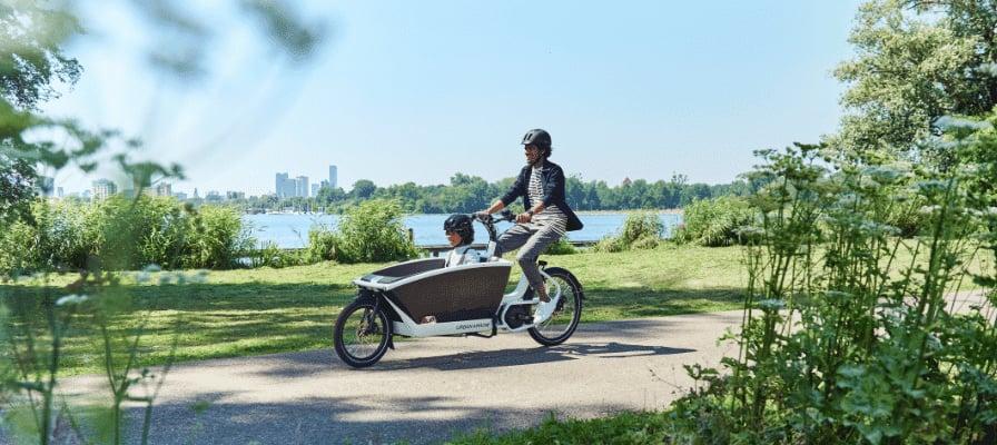 Familienausflug mit Lastenrad in Dietikon entlang eines Flusses