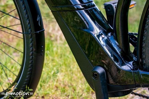 Nahaufnahme eines E-Bike-Rahmens im Grünen