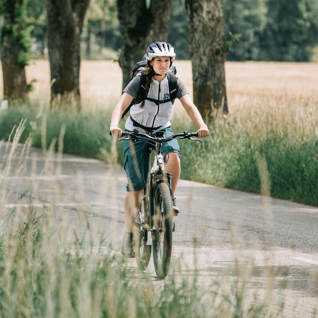 Eine Frau fährt auf dem Husqvarna  Grand Tourer in der Natur