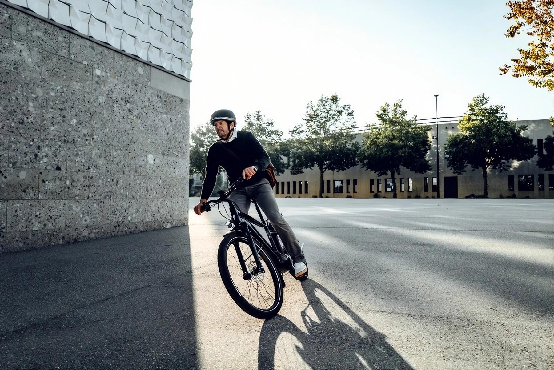 Mann fährt einen Specialized Turbo Vado Sl