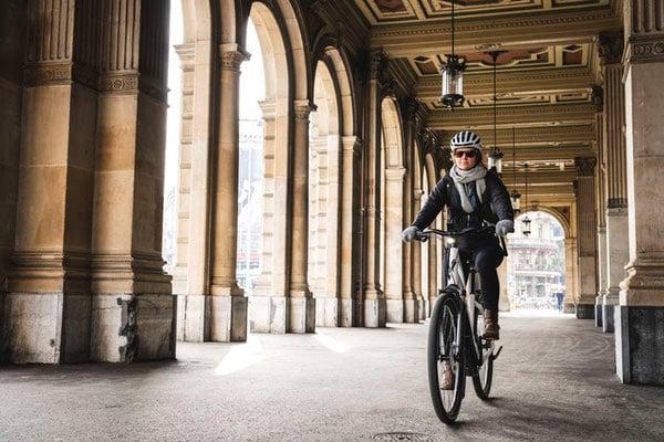 Person fährt Specialized E-Bike durch Arkaden in Olten