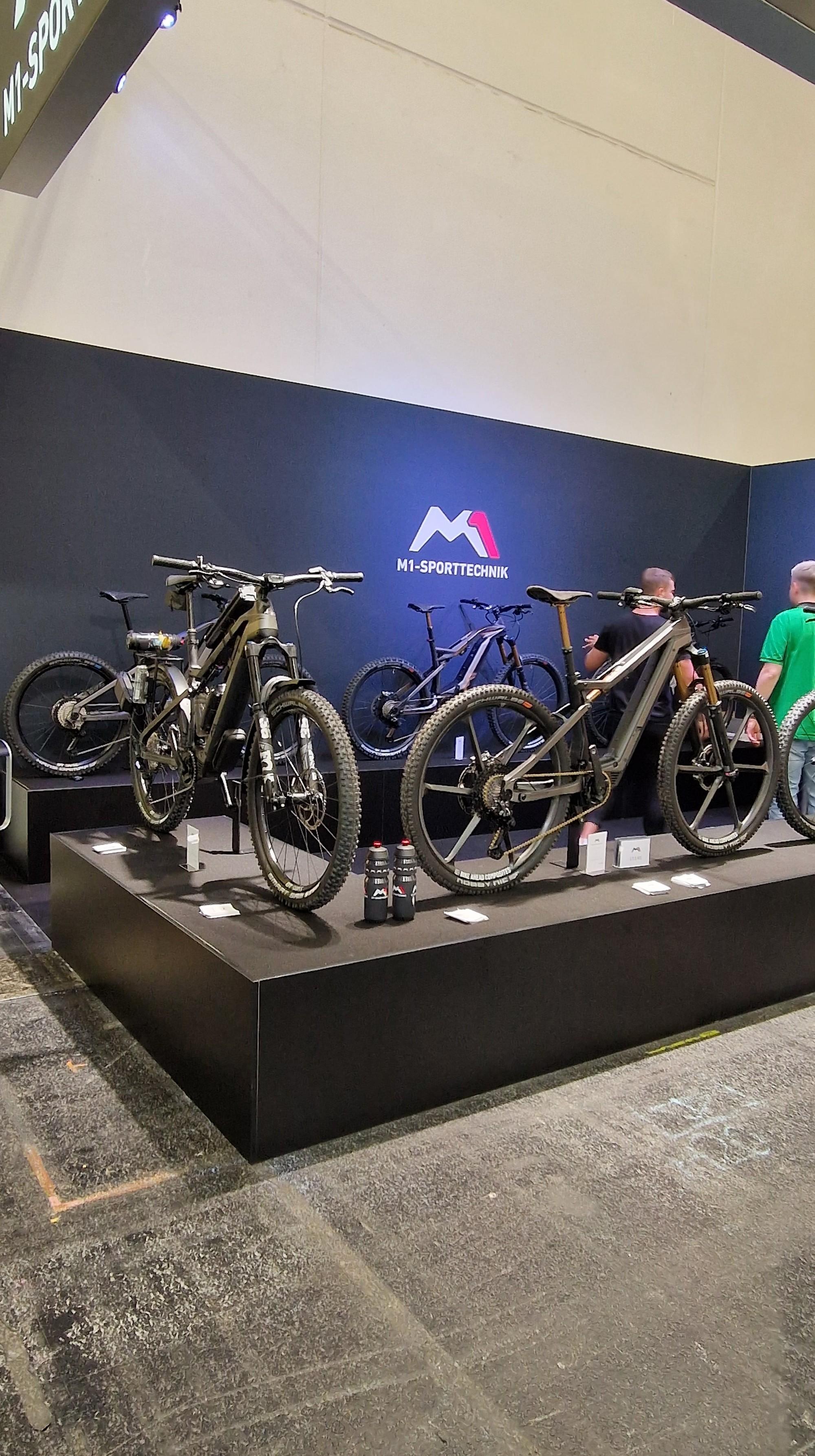 e-Bikes sind auf der Fahrradmesse in Bad Salzuflen ausgestellt. Die e-motion e-bike Welt Bielefeld nimmt teil.