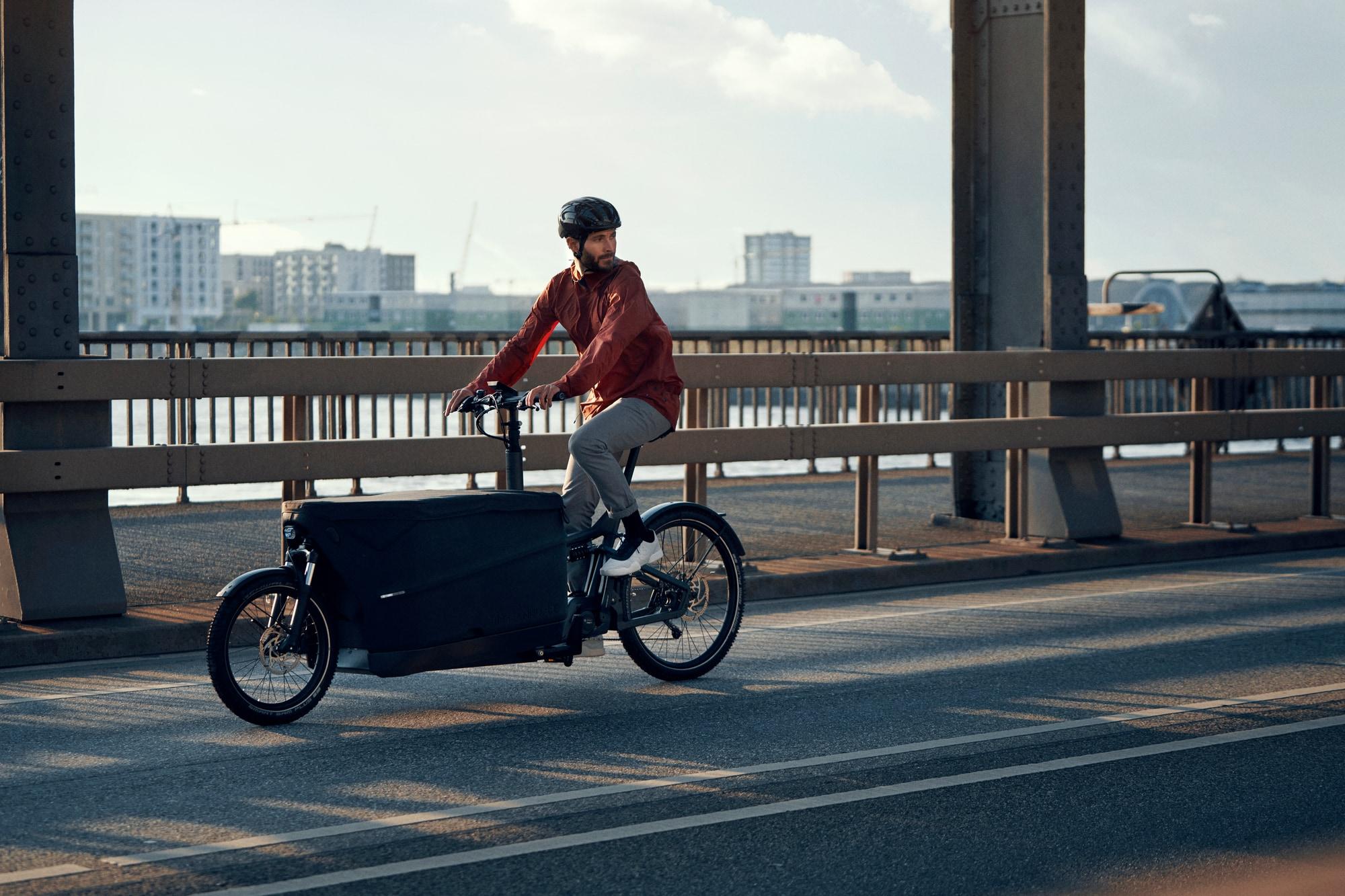 Das Riese & Müller Packster 70 E-Bike sorgt für komfortables Fahren in der Stadt. Perfekt für Pendler, die Wert auf