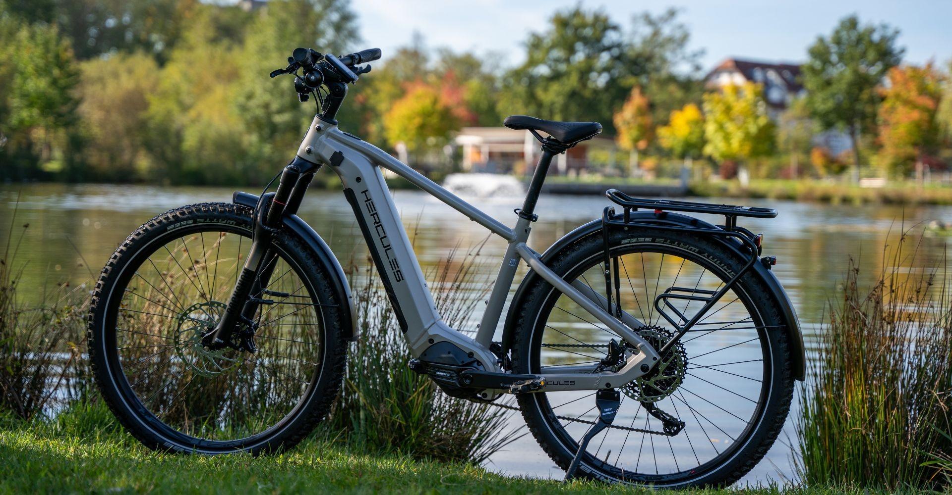 Das e-Bike Hercules NOS SUV 2.2 steht vor einem See