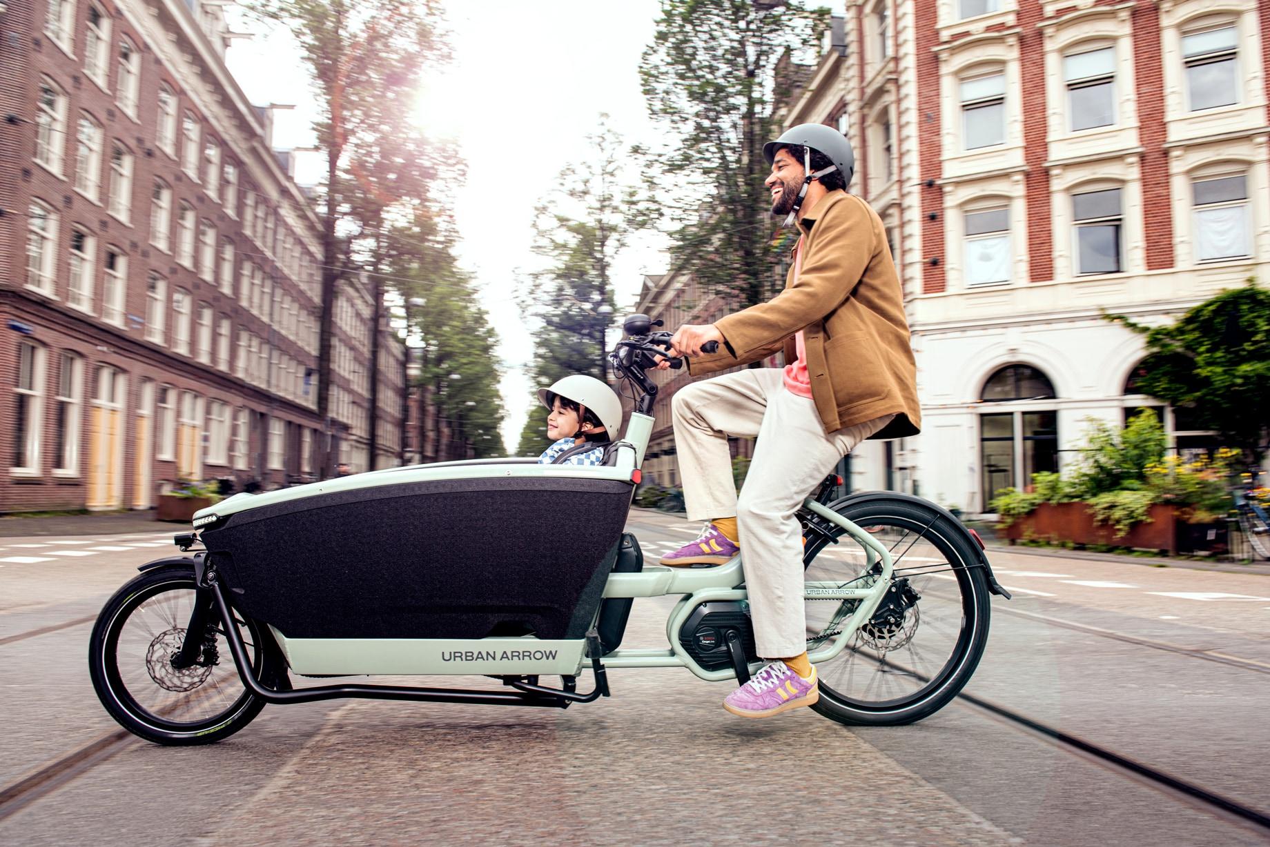 Erleben Sie urbane Mobilität mit dem Urban Arrow FamilyNext. Perfekt für Familien, um sicher und stilvoll durch die