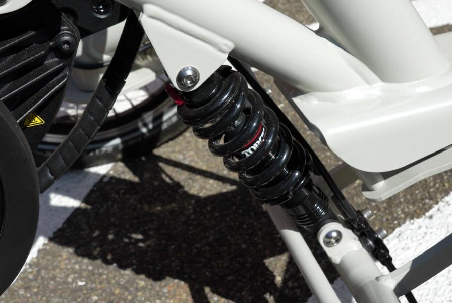 Das Bild zeigt das Federungssystem eines Pfautec Tibo E-Bikes, das für verbesserte Fahrstabilität sorgt.