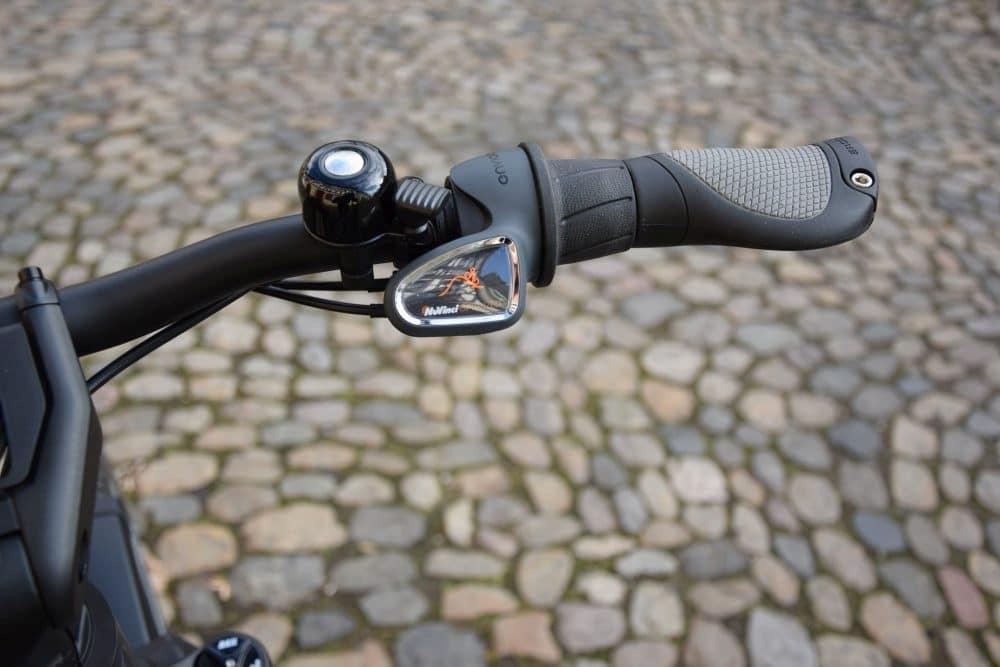 Nahaufnahme eines Fahrradlenkers mit Klingel und Schalthebel