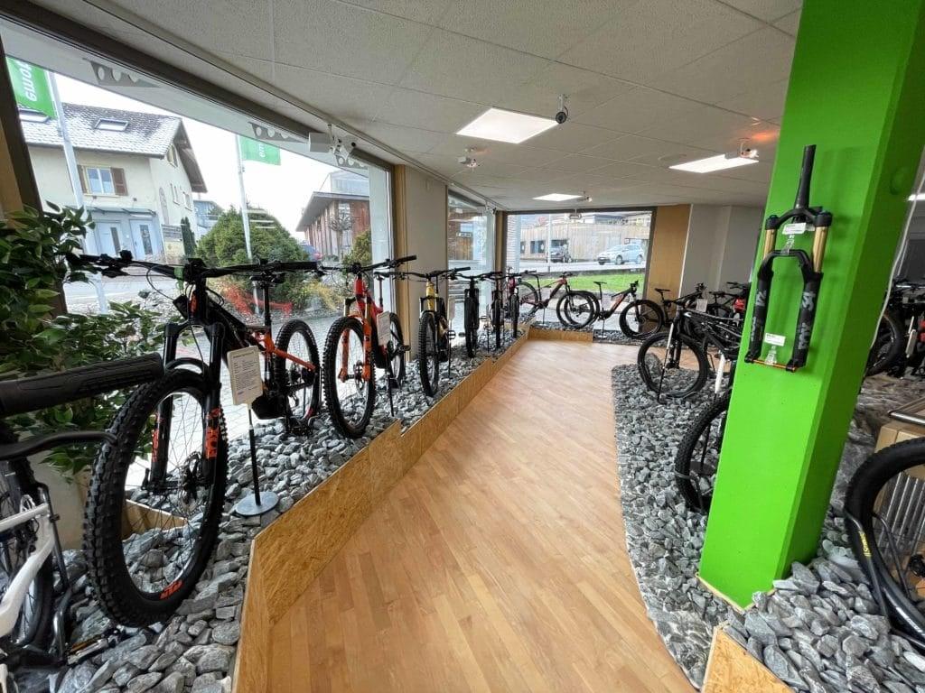 E-Mountainbikes im Showroom mit Holz- und Steindekor