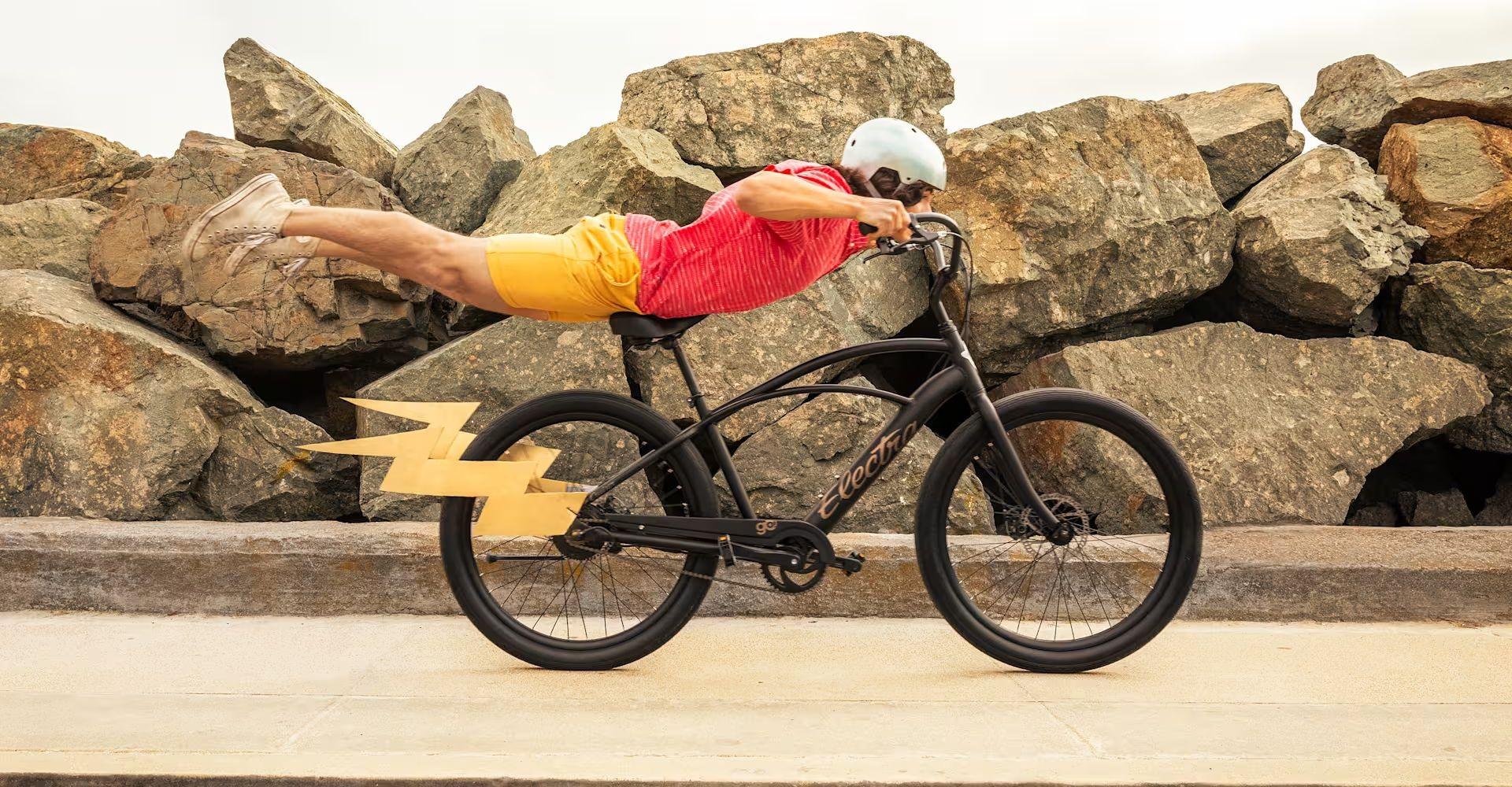 Eine Person liegt auf dem Sattel des e-Bikes Electra Cruiser Go