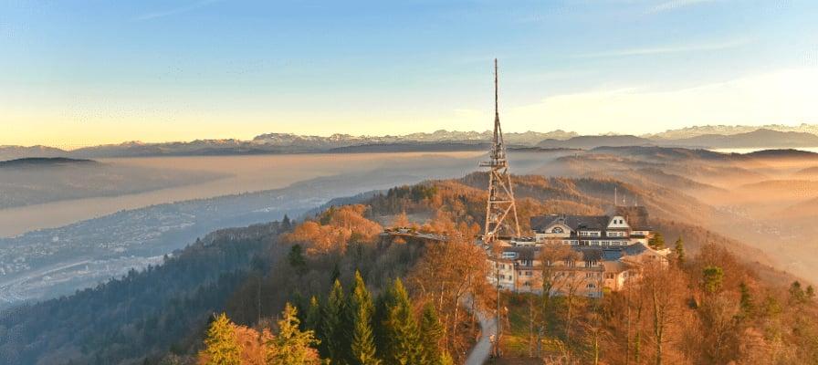 Aussicht vom Uetliberg mit Alpenpanorama bei Sonnenuntergang