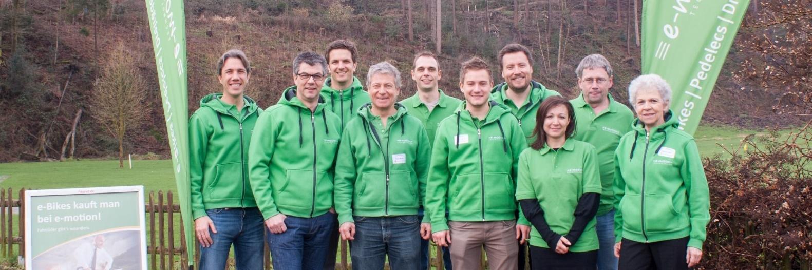 Das Team der e-motion e-bike-Welt steht auf dem Gelände des ersten Stores in Lenzburg in der Schweiz.