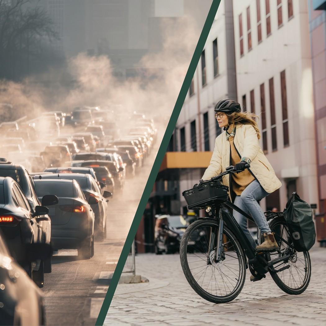 Eine Frau fährt auf einem City e-Bike entspannt durch die Stadt, daneben sieht man viele Autos im Stau