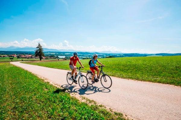 Zwei Radfahrer auf einer ländlichen Straße bei sonnigem Wetter
