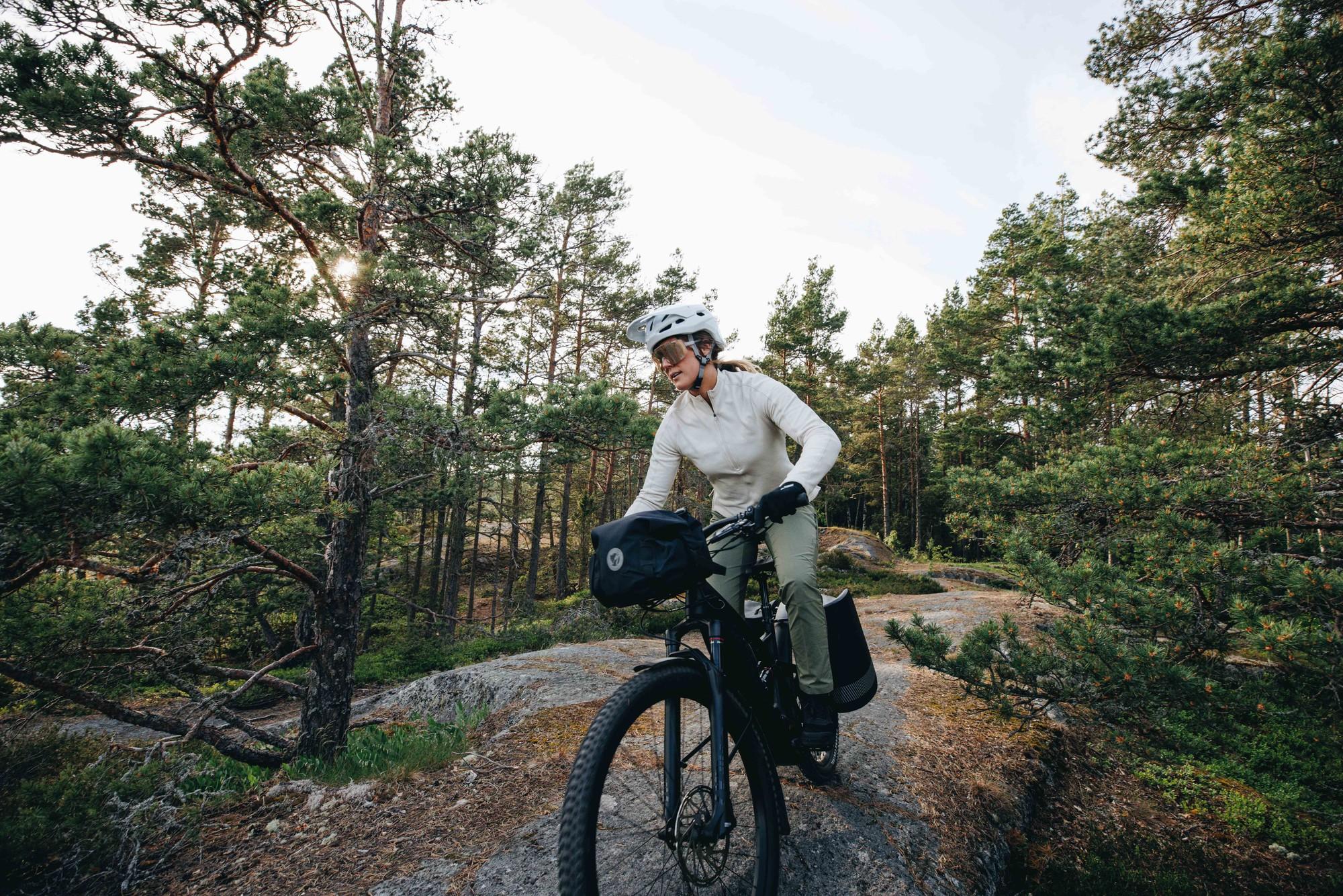 Eine Frau auf dem Specialized Tero X im Wald