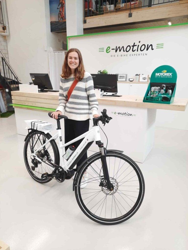 Frau mit E-Bike vor e-motion Shop