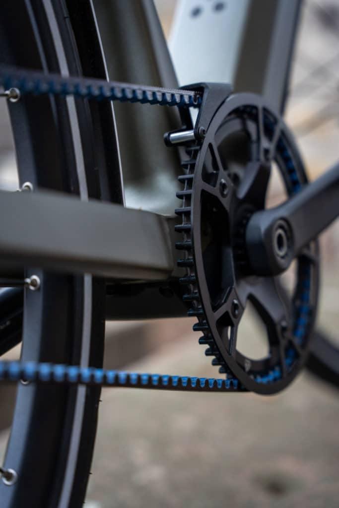 Nahaufnahme eines E-Bike-Zahnriemenantriebs