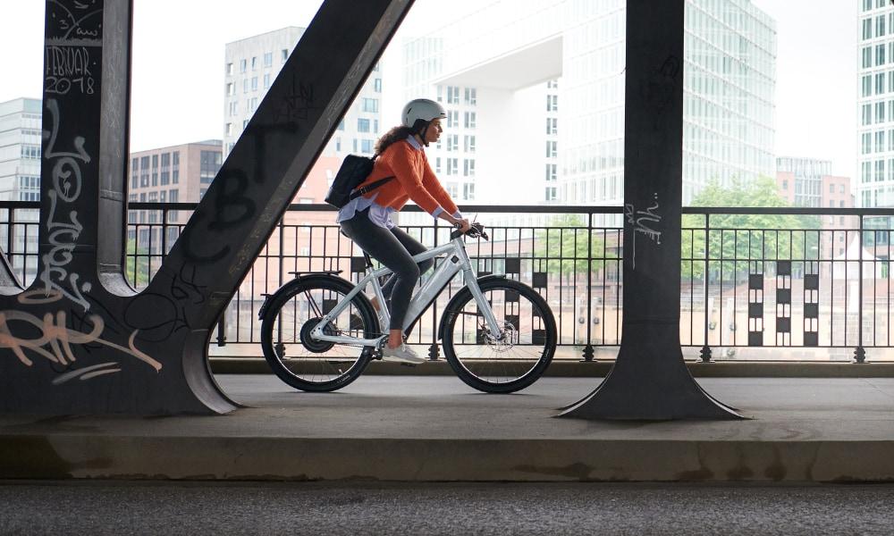 Erleben Sie urbane Mobilität mit diesem stylischen S-Pedelec, ideal für den schnellen und komfortablen Weg durch di