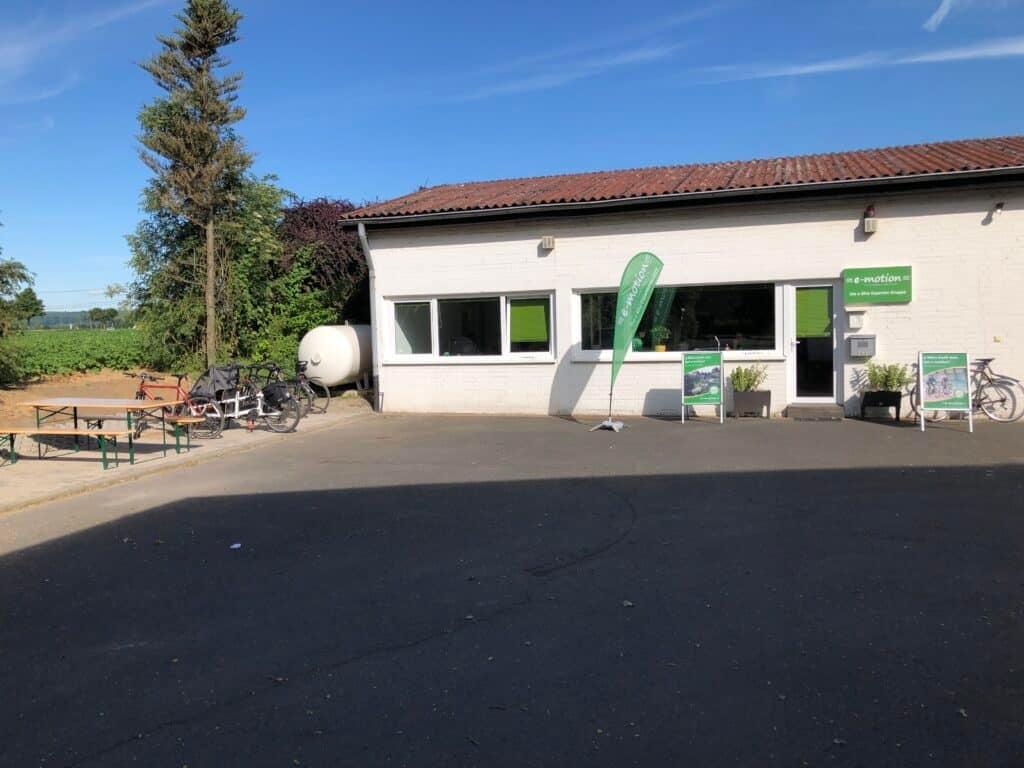 E-Bike-Geschäft mit Außenbereich und Parkmöglichkeiten