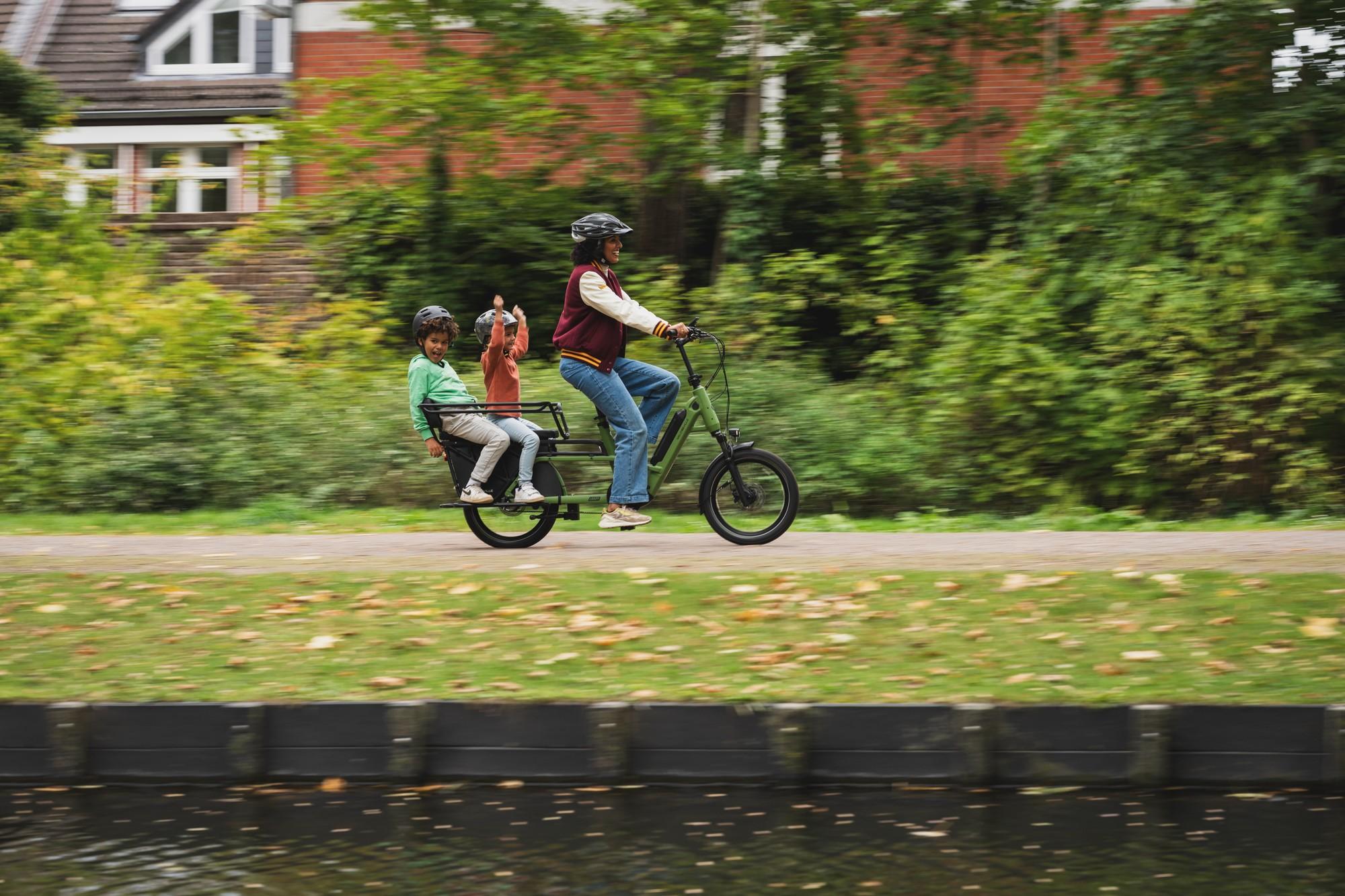Das Bild zeigt ein Velo de Ville Loady Family, ein vielseitiges Lasten-E-Bike, das ideal für Familienausflüge ist.