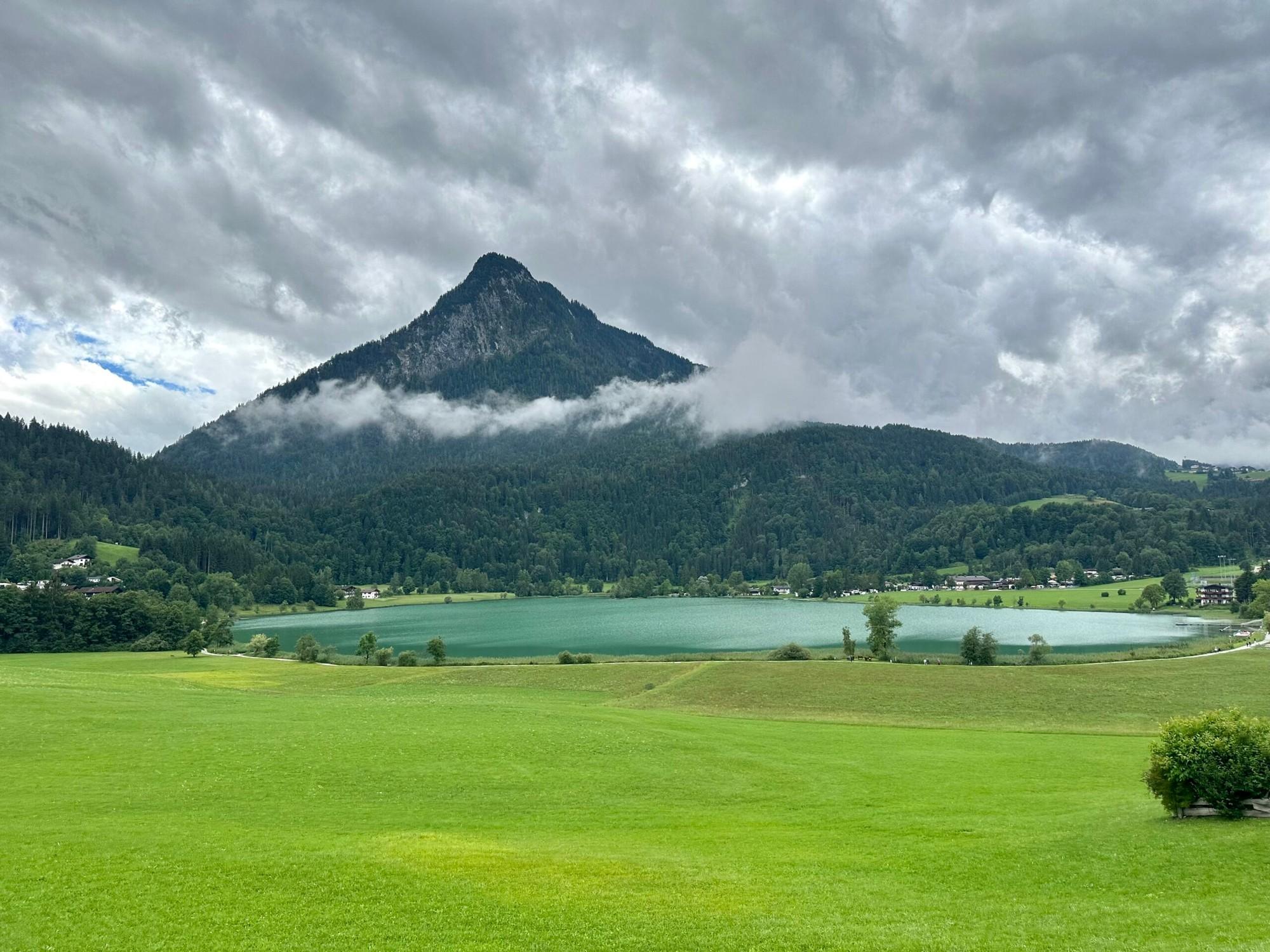 e-Bike Tour mit Panoramablick auf die Berge und Seen
