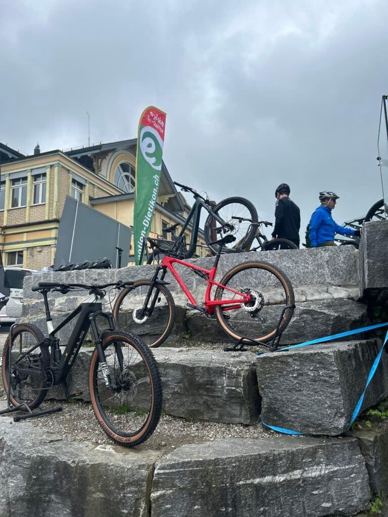 E-Bikes auf Steintreppen mit Werbebanner im Hintergrund
