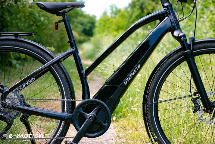 Specialized Turbo Vado 5.0 E-Bike auf einem Waldweg