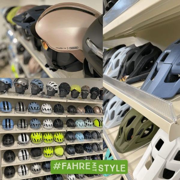 Verschiedene Fahrradhelme in einem Geschäft ausgestellt