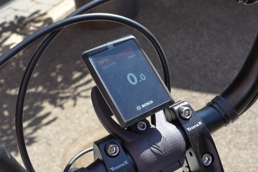 Das Bild zeigt das Display eines Pfautec Tibo E-Bikes, das am Lenker montiert ist.