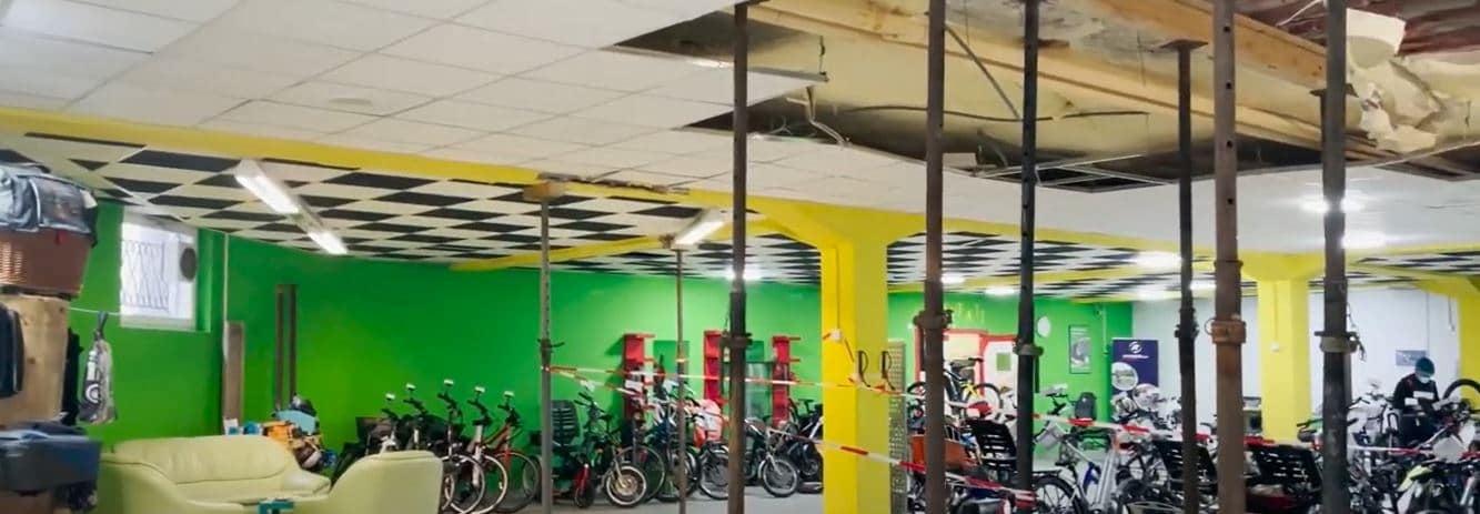 Deckenreparatur in Fahrradgeschäft mit E-Bikes im Hintergrund