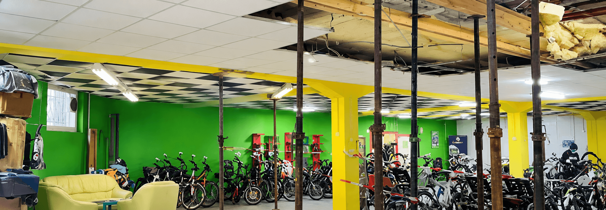 Deckenreparatur in Fahrradgeschäft mit E-Bikes im Hintergrund