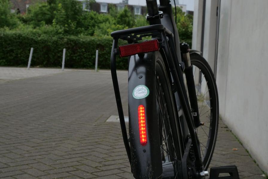 E-Bike mit Rücklicht und Gepäckträger in urbaner Umgebung