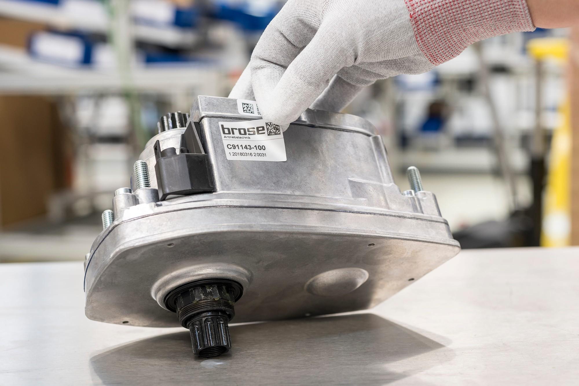 Auf dem Bild ist ein e-Bike-Antrieb von Brose zu sehen, der sich auf einer Werkbank in Berliner Werk befindet.