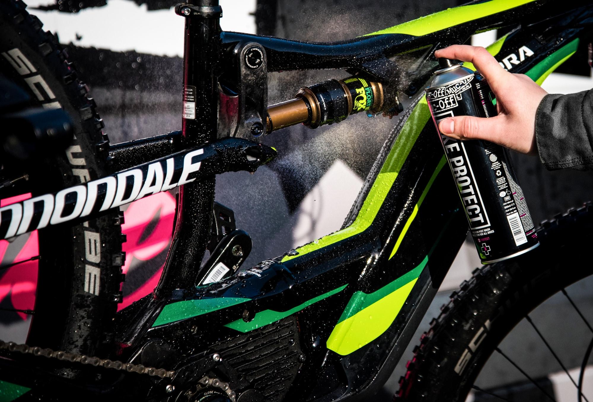 Pflegen Sie Ihr Cannondale E-Bike mit Muc-Off Bike Protect. Perfekt für den Schutz vor Feuchtigkeit und Schmutz.