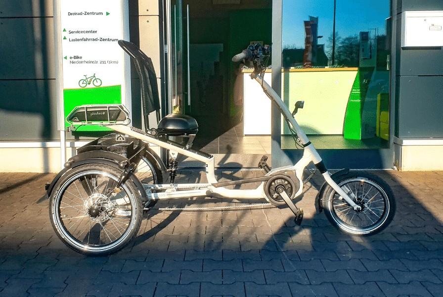 Das Modell Scoobo von pfautec steht vor einem Dreirad-Zentrum